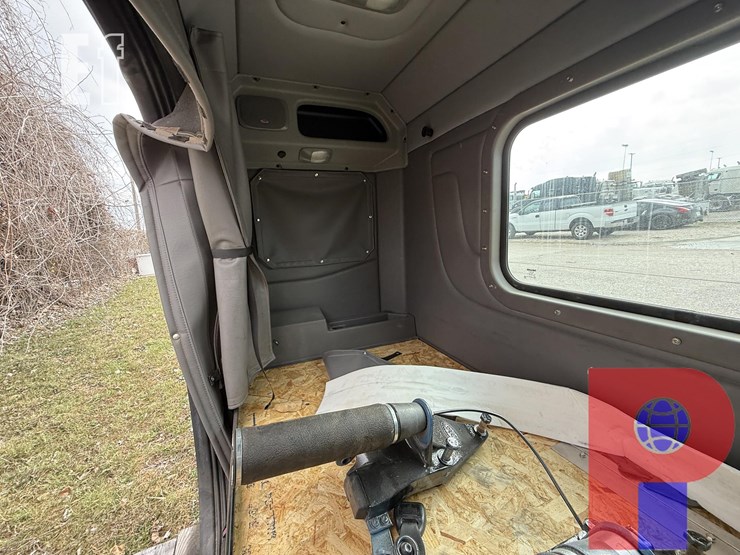 36-peterbilt-sleeper-w/-air-ride-components-image-6