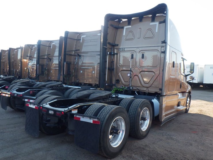 2023-freightliner-cascadia-126-image-9