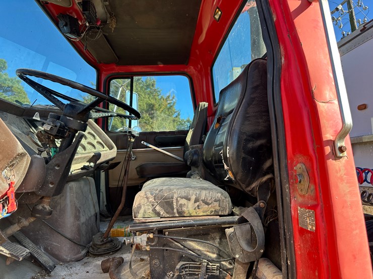 1974-ford-9000-image-56