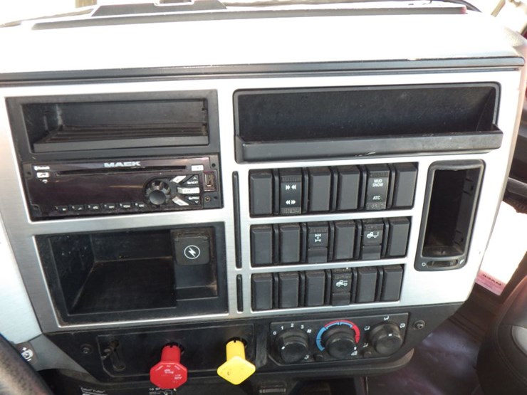 2020-mack-an64t-image-24