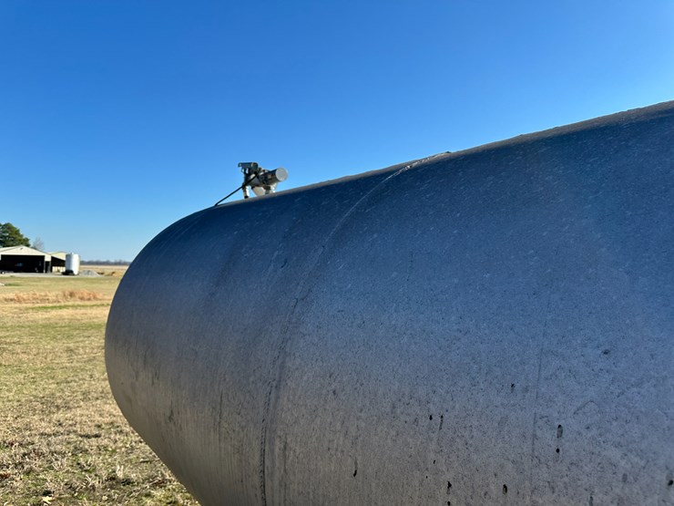 #35828-•-~3,700-gallon-fuel-tank-w/pump-image-10