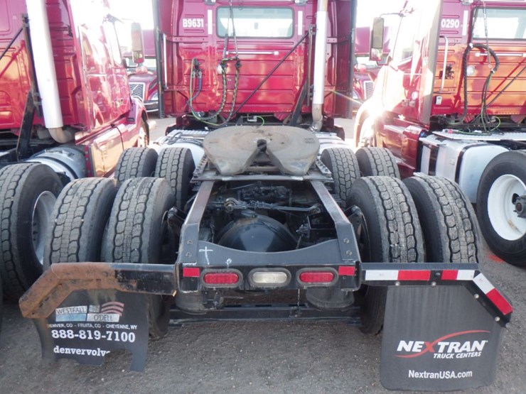 2021-volvo-vnl-300-image-10