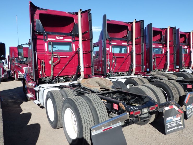 2021-volvo-vnl-300-image-15