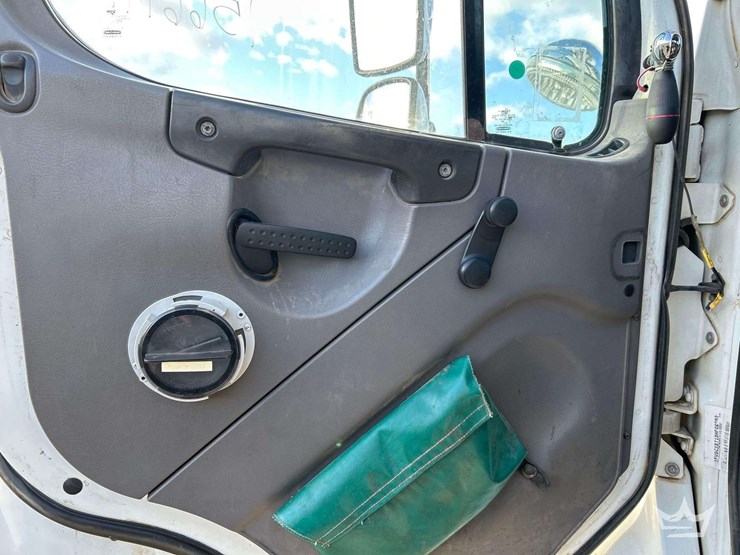 2013-freightliner-m2-106-altec-ta45m-44ft.-insulated-bucket-truck-image-12