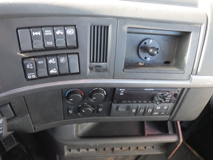 2021-volvo-vnl-300-image-18