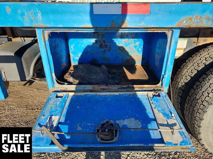 2008-freightliner-m2-106-image-29