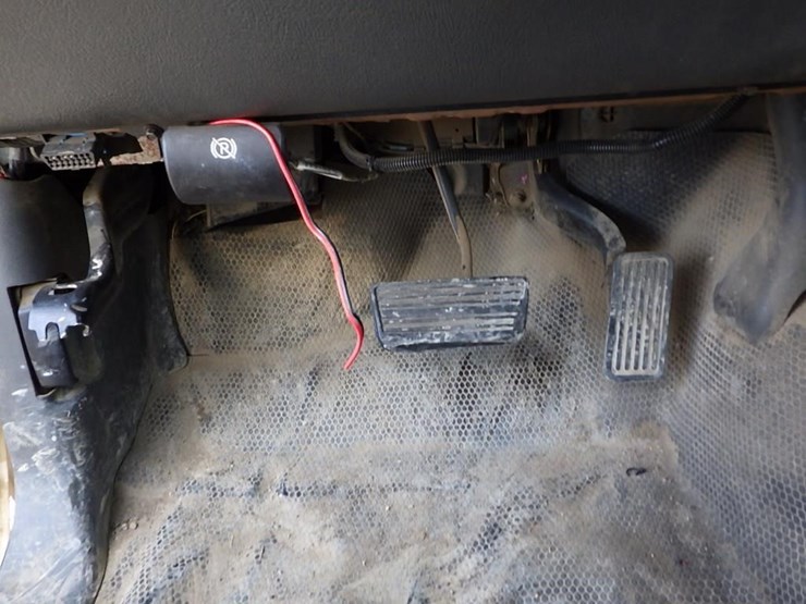 2005-chevrolet-3500-image-28