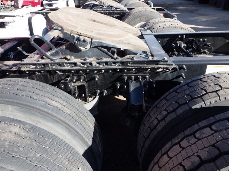 2021-volvo-vnl-300-image-15