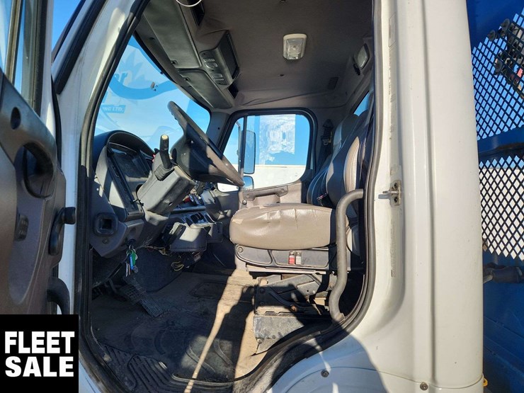 2008-freightliner-m2-106-image-17