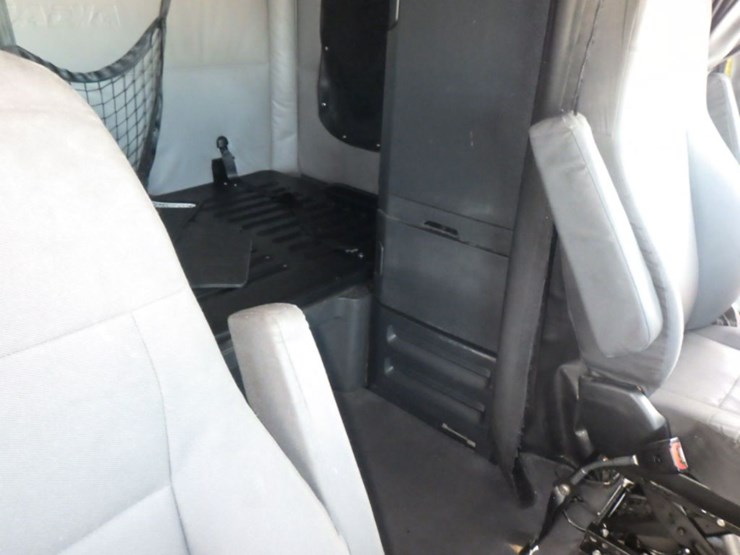 2022-freightliner-cascadia-126-image-6