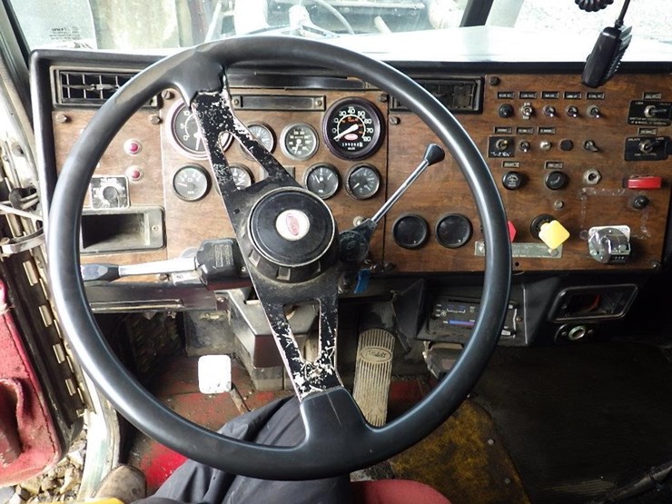 1990-peterbilt-379-image-26