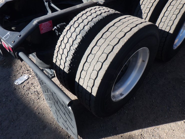 2022-volvo-vnl-760-image-7