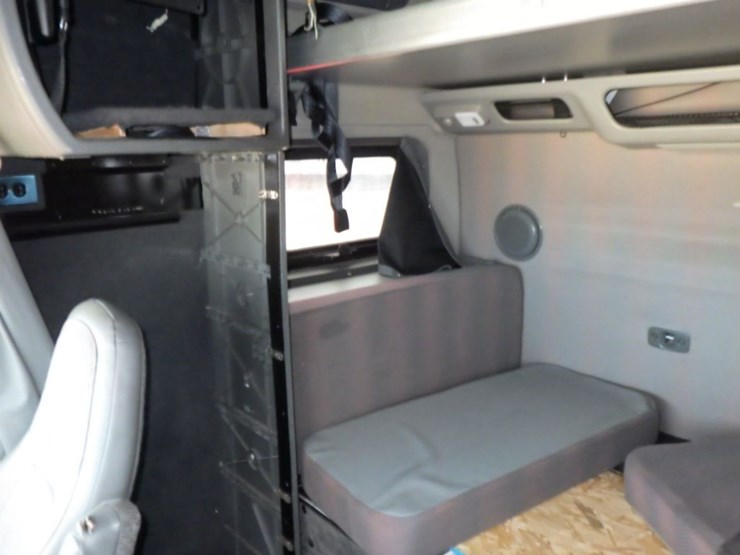 2021-volvo-vnl-860-image-24