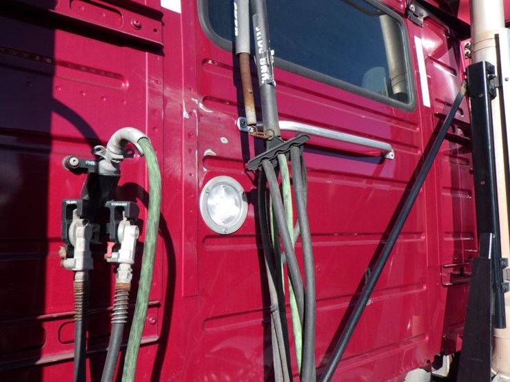 2022-volvo-vnl-300-image-15