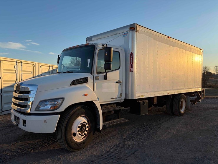 2011-hino-268-image-1