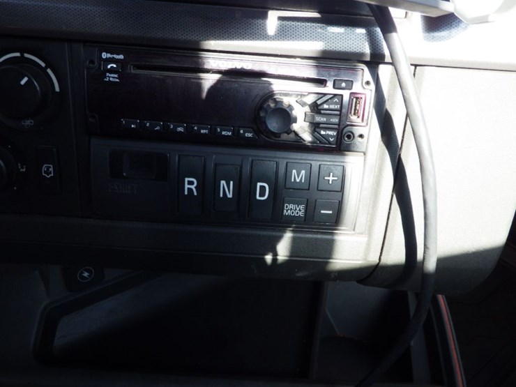 2021-volvo-vnl-300-image-22