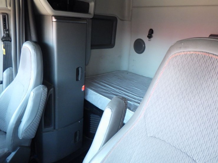 2022-volvo-vnl-760-image-18