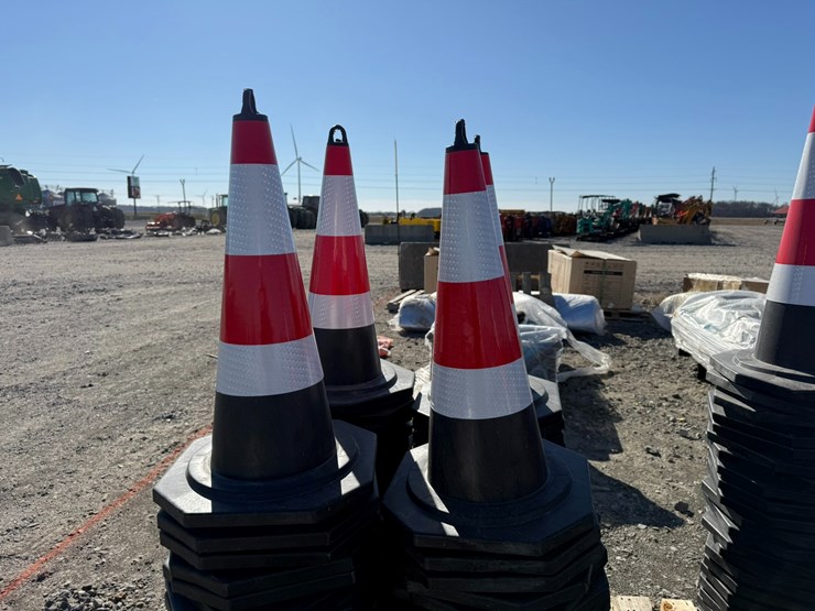 #33678-•-unused-lot-of-traffic-cones-image-10