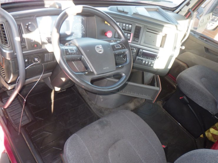 2022-volvo-vnl-300-image-14