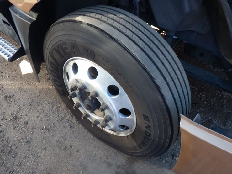 2022-volvo-vnl-300-image-24