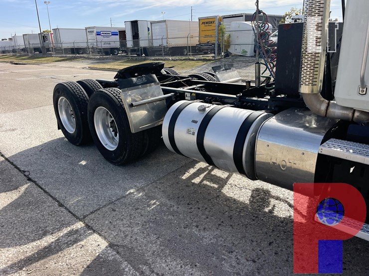 2015-mack-pinnacle-chu613-image-4