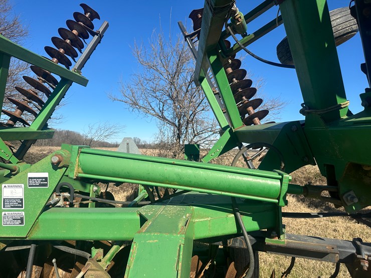 john-deere-32-image-29