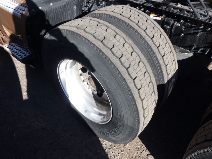 2022-volvo-vnl-760-image-14