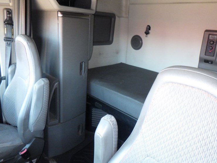 2022-volvo-vnl-760-image-19