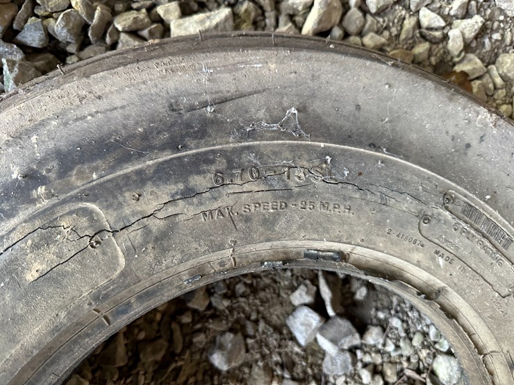 #35865-•-6.70-15-tire-image-4