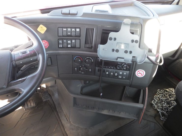 2021-volvo-vnl-300-image-22