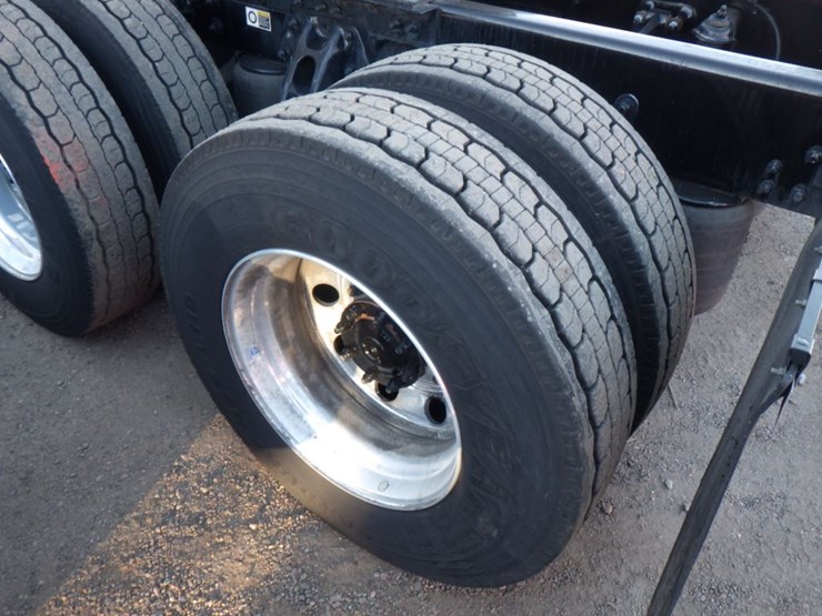 2024-kenworth-t680-image-12