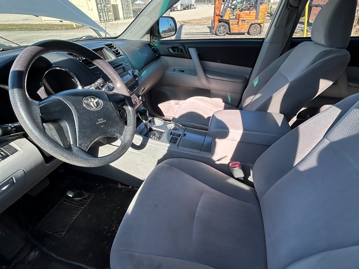 2011-toyota-highlander-image-2