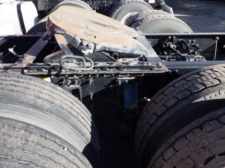 2021-volvo-vnl-300-image-15