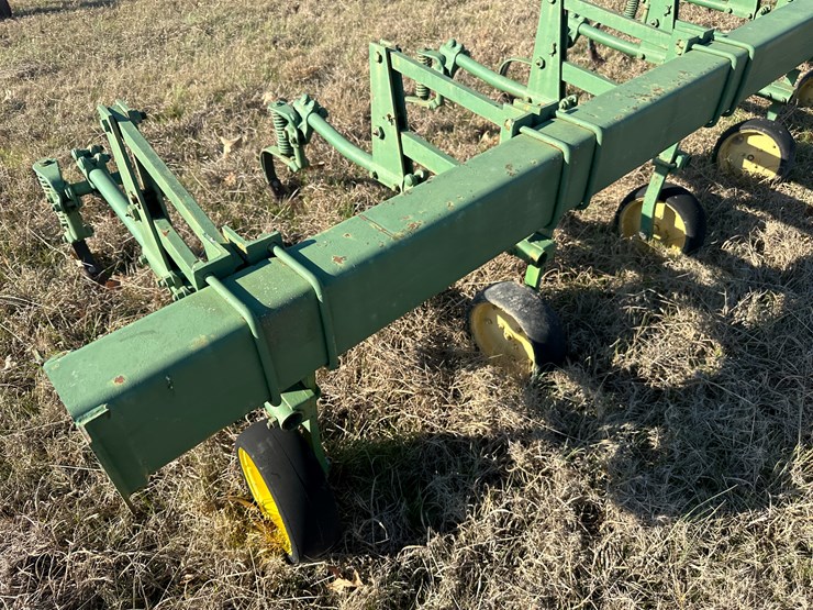 #35831-•-8-row-30"-cultivator-image-14