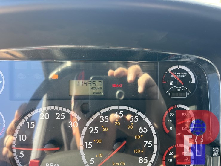 2015-freightliner-business-class-m2-106-image-13