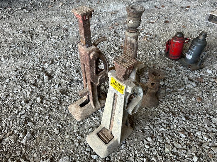 #35866-•-(2)-railroad-jacks-&-(2)-screw-jacks-image-1