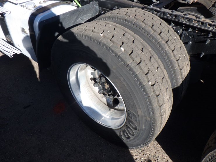 2022-volvo-vnl-300-image-14