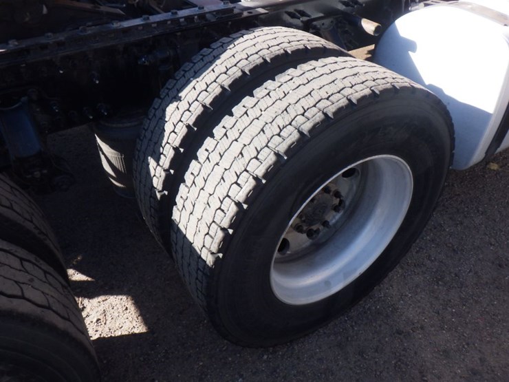 2022-volvo-vnl-300-image-6