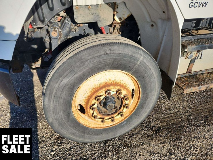 2008-freightliner-m2-106-image-11