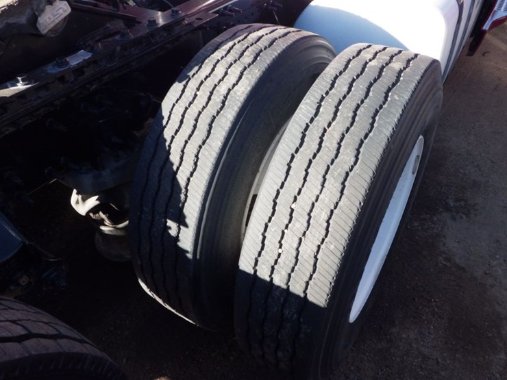 2021-volvo-vnl-300-image-8