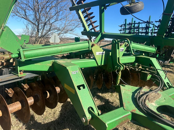 john-deere-32-image-36