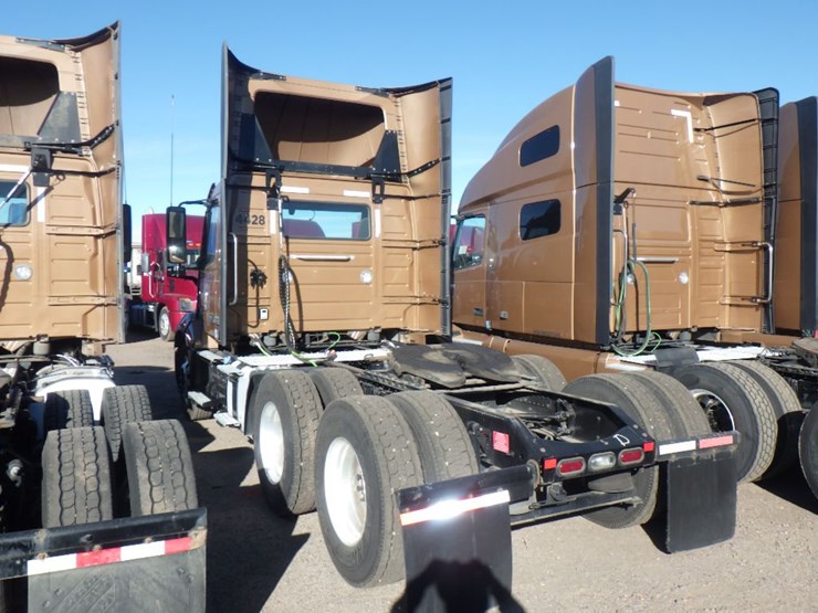 2022-volvo-vnl-300-image-11