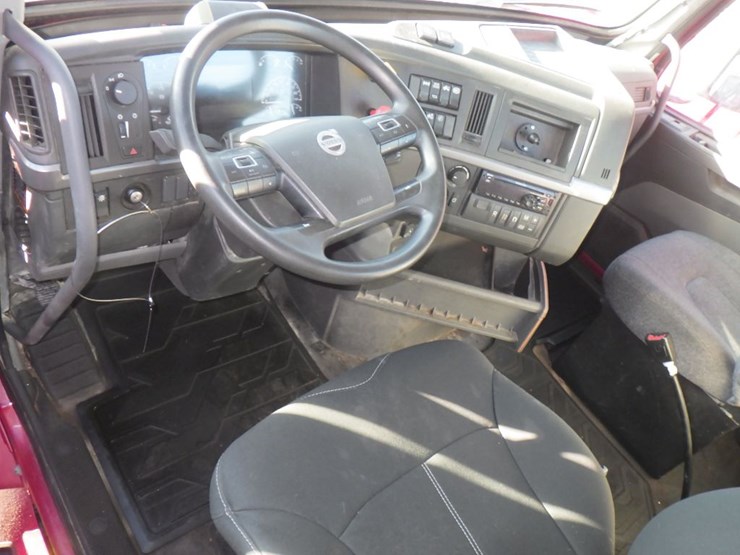 2021-volvo-vnl-300-image-17