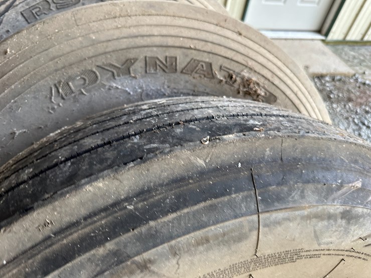 #35097-•-lot-of-miscellaneous-tires-image-4