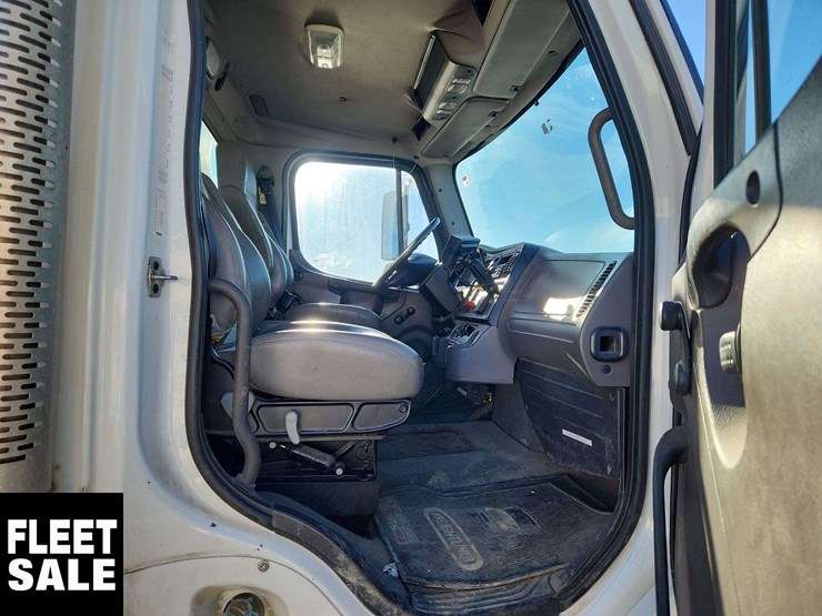 2008-freightliner-m2-106-image-27