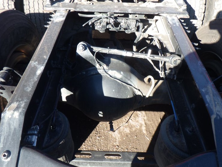 2022-volvo-vnl-300-image-9