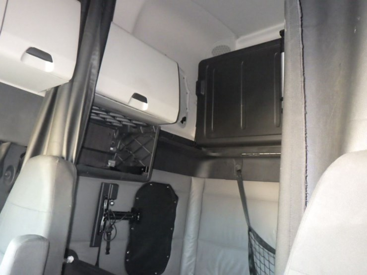 2022-freightliner-cascadia-126-image-21