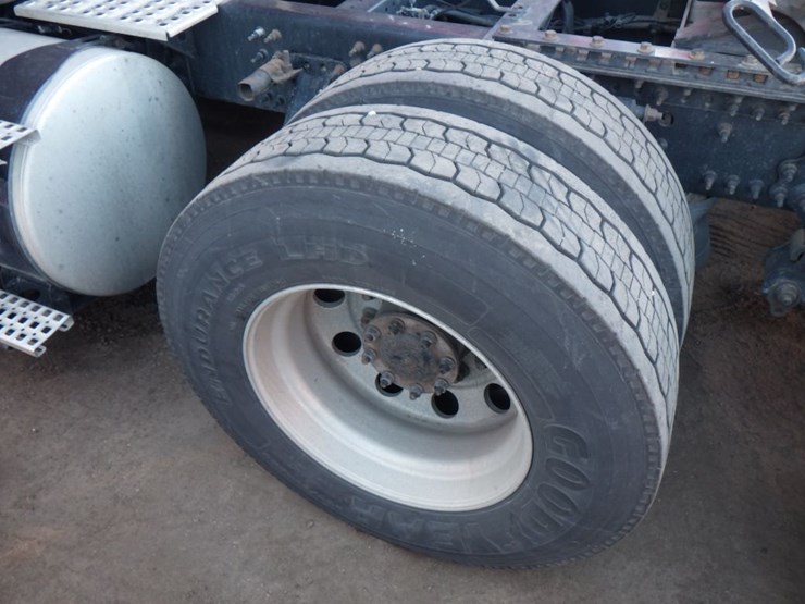 2020-volvo-vnl-760-image-12