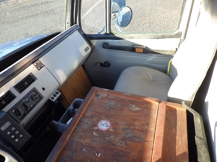 1997-freightliner-fl70-image-36