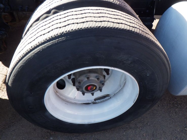 2022-volvo-vnl-300-image-4